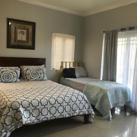 אוצ'ו ריוס Alexanders Penthouse On The Beach מראה חיצוני תמונה